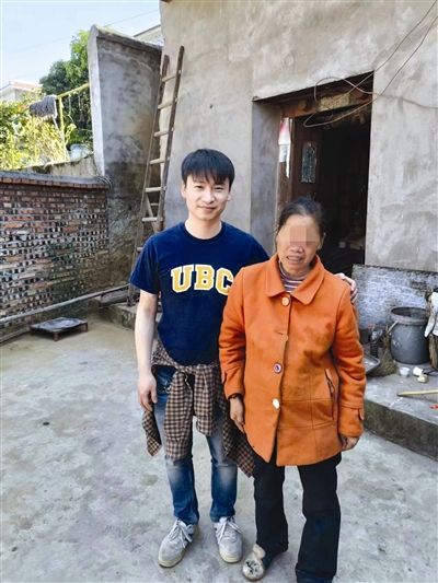 茍永明在四川米易與母親重逢 圖片由寶貝回家志愿者提供 茍永明在四川米易與母親重逢 圖片由寶貝回家志愿者提供
