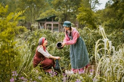 ▲游客們在凡樸農(nóng)場體驗鄉(xiāng)村生活并拍攝寫真 ▲游客們在凡樸農(nóng)場體驗鄉(xiāng)村生活并拍攝寫真