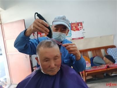 蔡其清給老朋友邱永恩理發(fā) 蔡其清給老朋友邱永恩理發(fā)