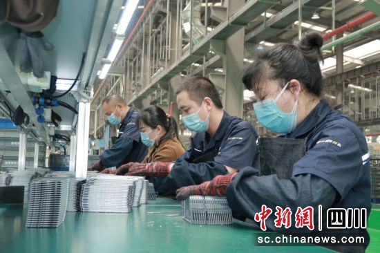 鑫煜精密科技有限公司生產(chǎn)線。衡歡 攝 鑫煜精密科技有限公司生產(chǎn)線。衡歡 攝