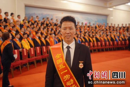 張桂容榮獲全國五一勞動(dòng)獎(jiǎng)?wù)隆?曹操出行 供圖) 張桂容榮獲全國五一勞動(dòng)獎(jiǎng)?wù)隆?曹操出行 供圖)