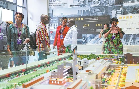 ▲新聞工作者參觀成都傳媒集團(tuán)東郊記憶 ▲新聞工作者參觀成都傳媒集團(tuán)東郊記憶