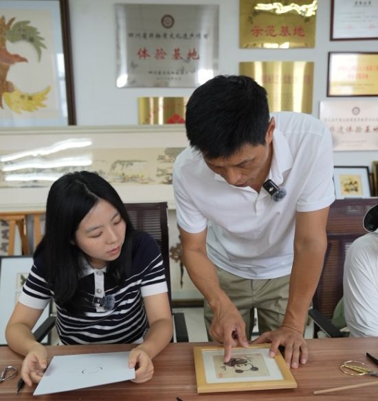 記者體驗制作蝴蝶畫 記者鄧孝禹攝 記者體驗制作蝴蝶畫 記者鄧孝禹攝