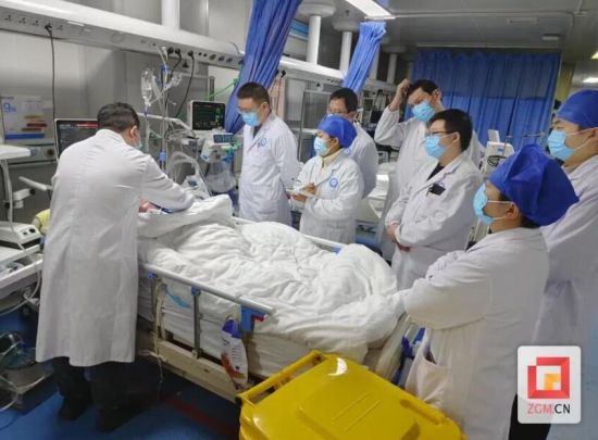 自貢醫(yī)療幫扶隊(duì)隊(duì)員熊顯建正在查房 自貢醫(yī)療幫扶隊(duì)隊(duì)員熊顯建正在查房