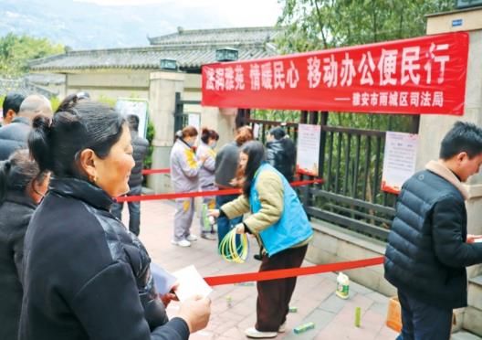 移動(dòng)辦公便民行活動(dòng)現(xiàn)場,群眾積極參與“法治游園會(huì)” 移動(dòng)辦公便民行活動(dòng)現(xiàn)場,群眾積極參與“法治游園會(huì)”