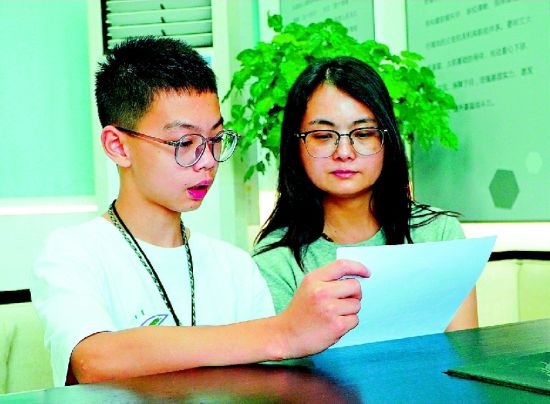 陳煜涵正在讀回信 記者劉滿攝 陳煜涵正在讀回信 記者劉滿攝