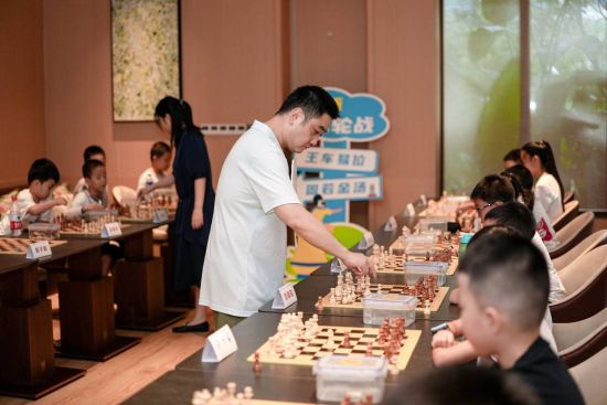 參加棋王賽的棋手們和小棋迷進(jìn)行車輪戰(zhàn)互動 參加棋王賽的棋手們和小棋迷進(jìn)行車輪戰(zhàn)互動