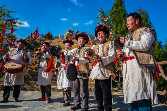 《羌族群眾演奏傳統(tǒng)樂(lè)器》 王初/攝 《羌族群眾演奏傳統(tǒng)樂(lè)器》 王初/攝