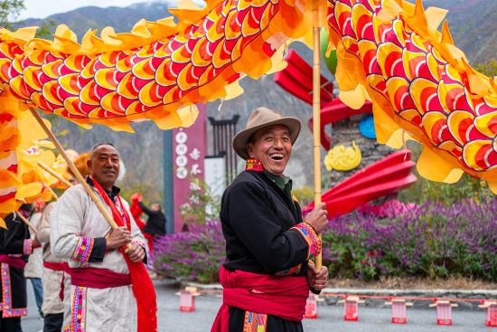 《羌族群眾舞龍》 王初/攝 《羌族群眾舞龍》 王初/攝
