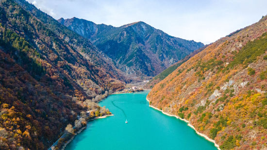 《游客乘船賞景》 王初/攝 《游客乘船賞景》 王初/攝