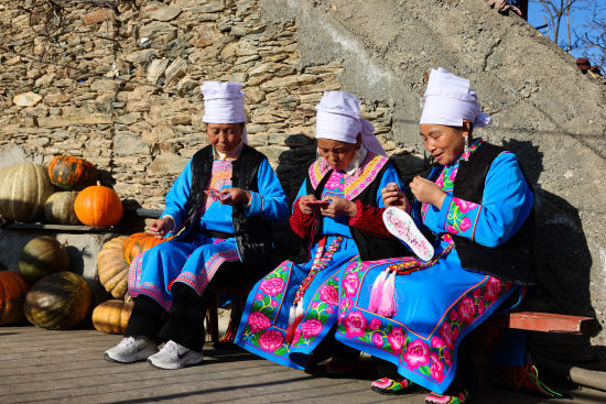 《羌族婦女展示羌秀技藝》 董寧/攝 《羌族婦女展示羌秀技藝》 董寧/攝