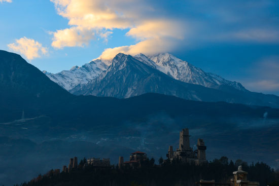 《陽光照耀九鼎山》 董寧/攝 《陽光照耀九鼎山》 董寧/攝