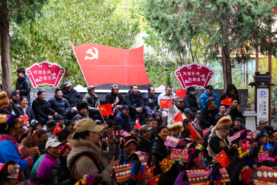 《羌族民眾參加第三屆赤不蘇“日麥喜”民俗文化活動》 董寧/攝 《羌族民眾參加第三屆赤不蘇“日麥喜”民俗文化活動》 董寧/攝