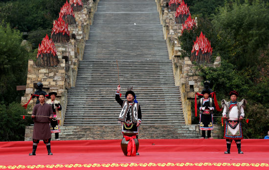 《開(kāi)砸酒嘍》 央金/攝 《開(kāi)砸酒嘍》 央金/攝
