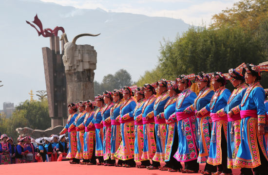 《羌年上的非遺展演》 央金/攝 《羌年上的非遺展演》 央金/攝