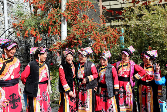 《羌年里的羌族婦女》 央金/攝 《羌年里的羌族婦女》 央金/攝