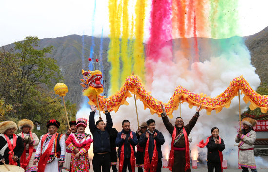 《舞龍灑水過(guò)羌年》 央金/攝 《舞龍灑水過(guò)羌年》 央金/攝
