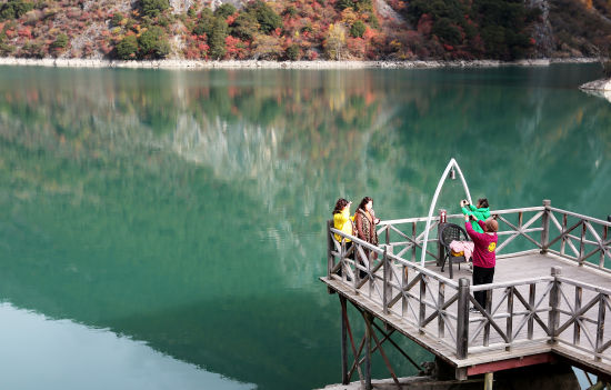 《游客在松坪溝打卡》 央金/攝 《游客在松坪溝打卡》 央金/攝