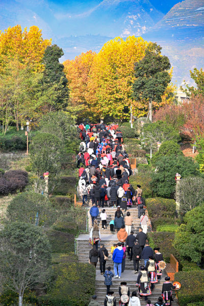 《茂縣古羌城中的接親隊伍》 羅滔/攝 《茂縣古羌城中的接親隊伍》 羅滔/攝