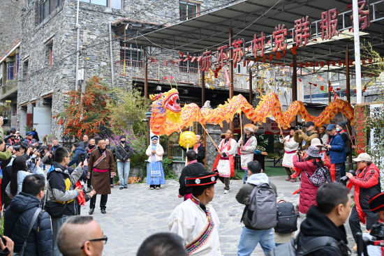 《茂縣赤不蘇鎮(zhèn)舉行民俗文化活動》 羅滔/攝 《茂縣赤不蘇鎮(zhèn)舉行民俗文化活動》 羅滔/攝