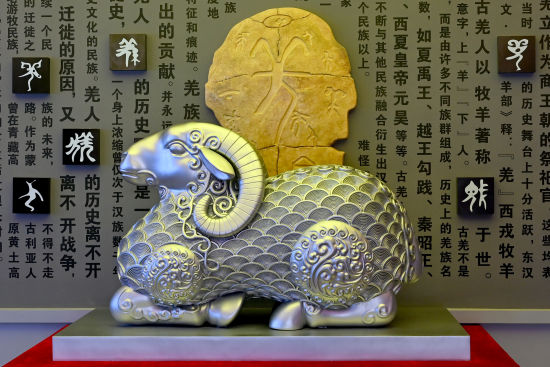 《古羌城中飽含羌族特色的銀質(zhì)雕塑》 羅滔/攝 《古羌城中飽含羌族特色的銀質(zhì)雕塑》 羅滔/攝