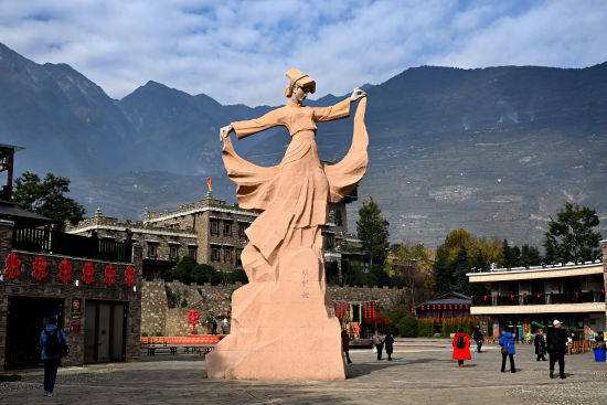 《茂縣中國古羌城薩朗廣場中的薩朗姐雕像》 羅滔/攝 《茂縣中國古羌城薩朗廣場中的薩朗姐雕像》 羅滔/攝